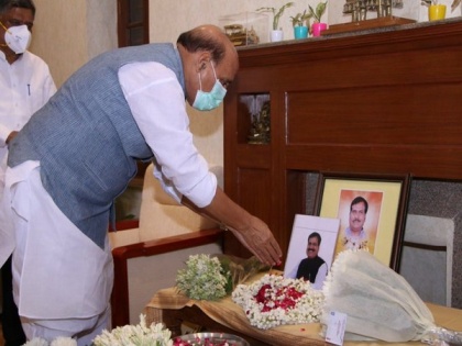 Rajnath Singh expresses condolences over Angadi's demise, meets bereaved family members | Rajnath Singh expresses condolences over Angadi's demise, meets bereaved family members