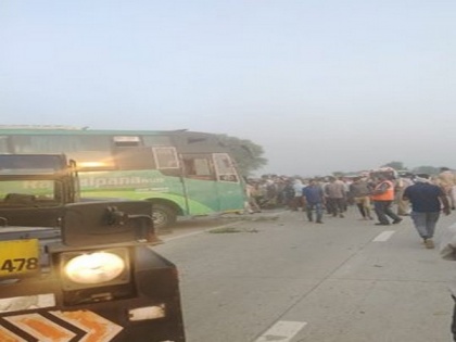 3 dead, 5 injured as bus overturns in UP's Aligarh | 3 dead, 5 injured as bus overturns in UP's Aligarh