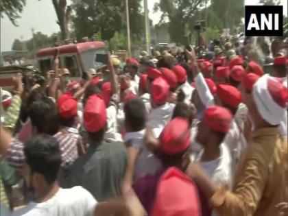 Samajwadi party workers protest in Hathras demanding justice for gangrape victim | Samajwadi party workers protest in Hathras demanding justice for gangrape victim