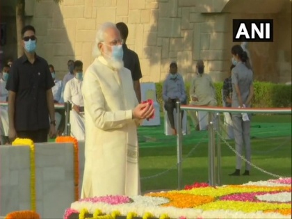 Watch Video! PM Modi pays tribute to Mahatma Gandhi at Raj Ghat | Watch Video! PM Modi pays tribute to Mahatma Gandhi at Raj Ghat