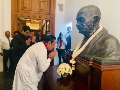 Sri Lankan PM Mahinda Rajapaksa pays tribute to Gandhi | Sri Lankan PM Mahinda Rajapaksa pays tribute to Gandhi