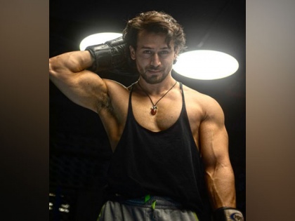 Tiger Shroff showcases toned biceps in latest Instagram post | Tiger Shroff showcases toned biceps in latest Instagram post