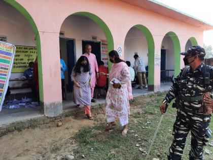 BJP's Shreyasi Singh casts vote in Naya Gaon | BJP's Shreyasi Singh casts vote in Naya Gaon BJP's Shreyasi Singh casts vote in Naya Gaon | BJP's Shreyasi Singh casts vote in Naya Gaon