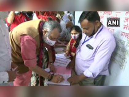 Bihar Polls: Giriraj Singh casts vote in Lakhisarai | Bihar Polls: Giriraj Singh casts vote in Lakhisarai