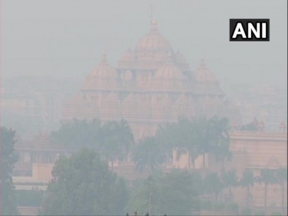 Delhi air quality continues to be 'severe' | Delhi air quality continues to be 'severe'