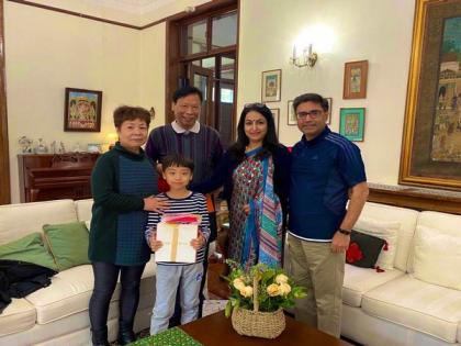 Indian ambassador to China bids farewell to longest serving staff member at Embassy | Indian ambassador to China bids farewell to longest serving staff member at Embassy