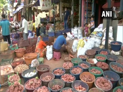 Mumbai: Shopkeepers selling earthen lamps expect good business as customers boycott Chinese products | Mumbai: Shopkeepers selling earthen lamps expect good business as customers boycott Chinese products