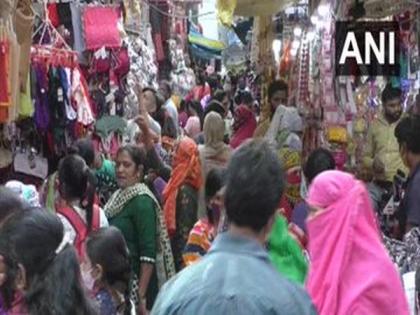 Social distancing goes for a toss at Surat markets amid festive season | Social distancing goes for a toss at Surat markets amid festive season