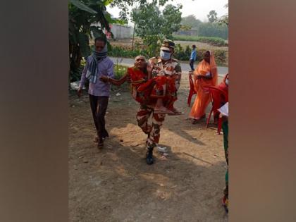 ITBP jawan carried elderly voter in Mujaffarpur to polling booth | ITBP jawan carried elderly voter in Mujaffarpur to polling booth ITBP jawan carried elderly voter in Mujaffarpur to polling booth | ITBP jawan carried elderly voter in Mujaffarpur to polling booth