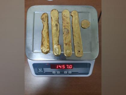 Passenger held with 1,456 grams gold at Kannur Airport | Passenger held with 1,456 grams gold at Kannur Airport