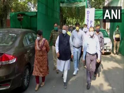 North MCD Mayor inspects Hindu Rao hospital amid rising COVID cases | North MCD Mayor inspects Hindu Rao hospital amid rising COVID cases North MCD Mayor inspects Hindu Rao hospital amid rising COVID cases | North MCD Mayor inspects Hindu Rao hospital amid rising COVID cases