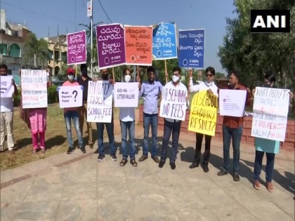 Hyderabad parents stage protest demanding reduction of school fees | Hyderabad parents stage protest demanding reduction of school fees