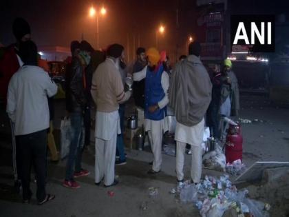 Locals distribute tea to protesting farmers at Singhu border | Locals distribute tea to protesting farmers at Singhu border
