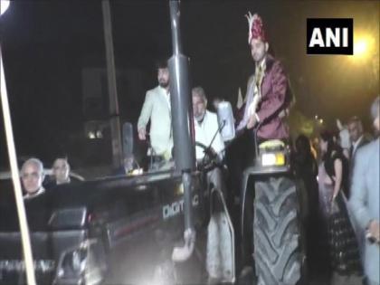 Karnal groom comes for his wedding in tractor to show solidarity with farmers | Karnal groom comes for his wedding in tractor to show solidarity with farmers Karnal groom comes for his wedding in tractor to show solidarity with farmers | Karnal groom comes for his wedding in tractor to show solidarity with farmers