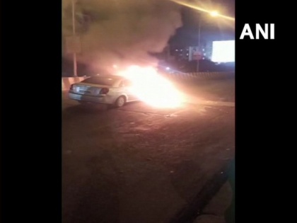 Moving car catches fire in Thane, no casualties | Moving car catches fire in Thane, no casualties