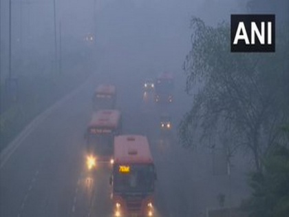 Thick layer of fog engulfs Delhi, air quality in 'severe' category | Thick layer of fog engulfs Delhi, air quality in 'severe' category