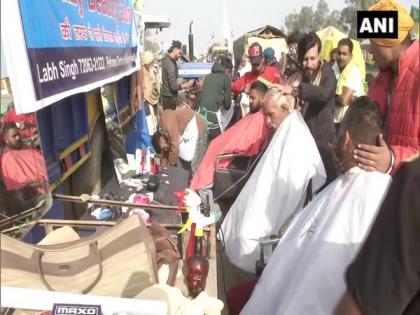 Kurukshetra man opens free makeshift salon for protesting farmers at Singhu border | Kurukshetra man opens free makeshift salon for protesting farmers at Singhu border Kurukshetra man opens free makeshift salon for protesting farmers at Singhu border | Kurukshetra man opens free makeshift salon for protesting farmers at Singhu border