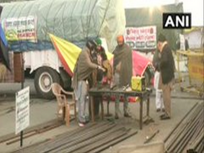 Protesting farmers to install more tents at Singhu border | Protesting farmers to install more tents at Singhu border