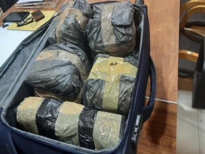 Two held in Pune with charas worth over Rs 1 cr | Two held in Pune with charas worth over Rs 1 cr Two held in Pune with charas worth over Rs 1 cr | Two held in Pune with charas worth over Rs 1 cr