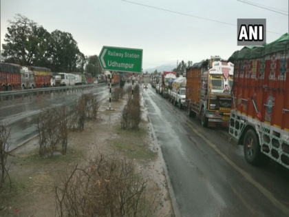 Traffic movement on Jammu-Srinagar Highway suspended for 2nd day due to snowfall | Traffic movement on Jammu-Srinagar Highway suspended for 2nd day due to snowfall