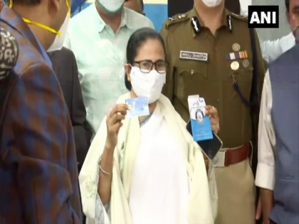 Mamata Banerjee stands in queue to receive 'Swasthya Sathi' card | Mamata Banerjee stands in queue to receive 'Swasthya Sathi' card