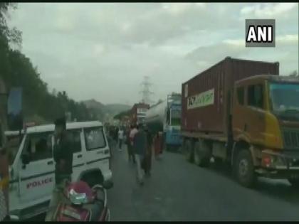 Road mishap claims 3 lives in Thrissur | Road mishap claims 3 lives in Thrissur Road mishap claims 3 lives in Thrissur | Road mishap claims 3 lives in Thrissur