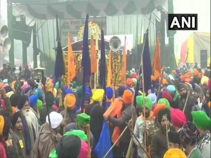 Nagar kirtan, turban langar organised at Singhu border | Nagar kirtan, turban langar organised at Singhu border Nagar kirtan, turban langar organised at Singhu border | Nagar kirtan, turban langar organised at Singhu border