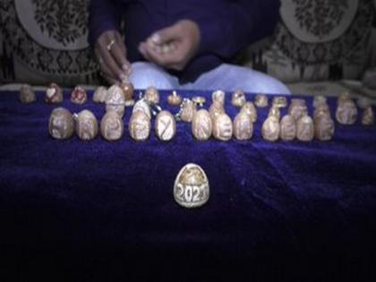 Utilising COVID period, Surat miniature artist carves beautiful artefacts on betel nuts | Utilising COVID period, Surat miniature artist carves beautiful artefacts on betel nuts