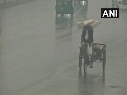 Parts of Delhi receive light showers on chilly winter morning | Parts of Delhi receive light showers on chilly winter morning Parts of Delhi receive light showers on chilly winter morning | Parts of Delhi receive light showers on chilly winter morning