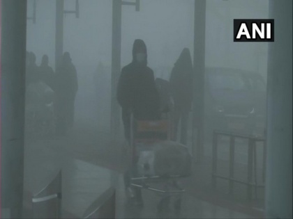 Over 130 flights delayed at Delhi Airport due to dense fog | Over 130 flights delayed at Delhi Airport due to dense fog