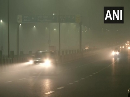 Dense fog hampers visibility in Delhi, UP, Chandigarh, Rajasthan | Dense fog hampers visibility in Delhi, UP, Chandigarh, Rajasthan