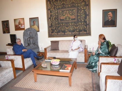 Mamata meets Governor Dhankar at Raj Bhavan | Mamata meets Governor Dhankar at Raj Bhavan