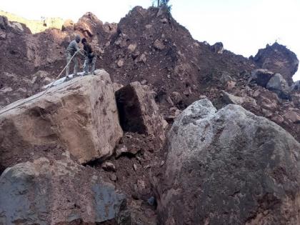 Restoration work underway at Jammu-Srinagar NH following landslide | Restoration work underway at Jammu-Srinagar NH following landslide