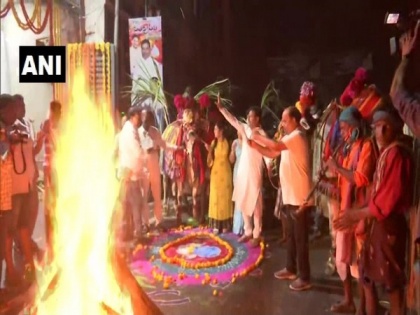 Andhra Endowments Minister celebrates Bhogi with family | Andhra Endowments Minister celebrates Bhogi with family