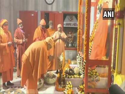 Yogi Adityanath offers prayers at Gorakhnath Temple on Makar Sankranti | Yogi Adityanath offers prayers at Gorakhnath Temple on Makar Sankranti