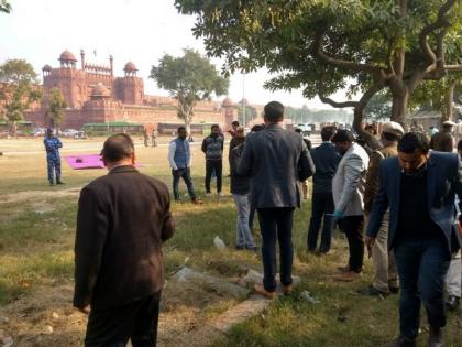 Delhi police's Crime Branch along with forensic team visit Red Fort to investigate R-Day violence | Delhi police's Crime Branch along with forensic team visit Red Fort to investigate R-Day violence