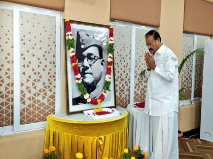 VP Venkaiah Naidu pays floral tribute to Netaji on his 125th birth anniversary | VP Venkaiah Naidu pays floral tribute to Netaji on his 125th birth anniversary