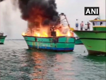 Fisherman's boat catches fire in Tamil Nadu | Fisherman's boat catches fire in Tamil Nadu
