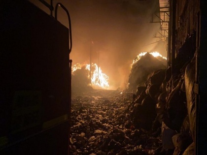 Massive fire breaks out at garbage processing plant in Pune | Massive fire breaks out at garbage processing plant in Pune