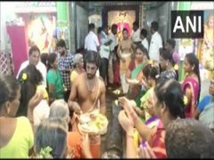 AMMK workers offer prayers in Madurai for Sasikala's recovery | AMMK workers offer prayers in Madurai for Sasikala's recovery