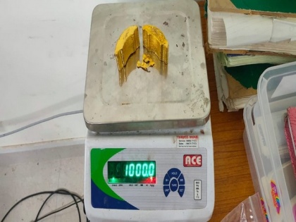 Gold worth Rs 50.96 lakhs seized at Calicut Airport | Gold worth Rs 50.96 lakhs seized at Calicut Airport