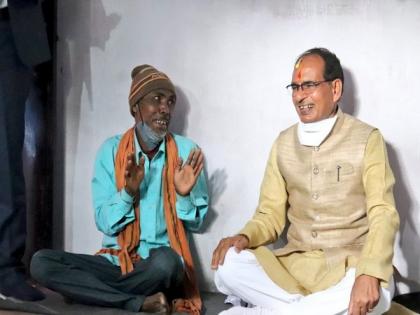 Madhya Pradesh CM dines with tribal man in Satna | Madhya Pradesh CM dines with tribal man in Satna