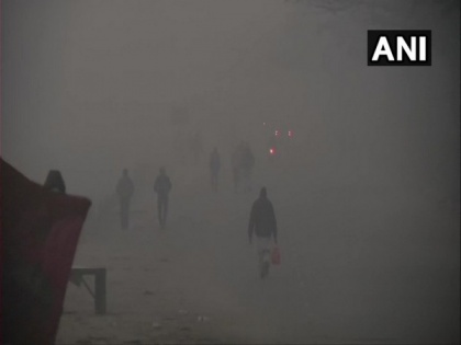 'Very poor' AQI, dense fog continues over Delhi | 'Very poor' AQI, dense fog continues over Delhi