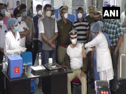 Police personnel in Surat take COVID-19 vaccine shot in Phase 2 | Police personnel in Surat take COVID-19 vaccine shot in Phase 2
