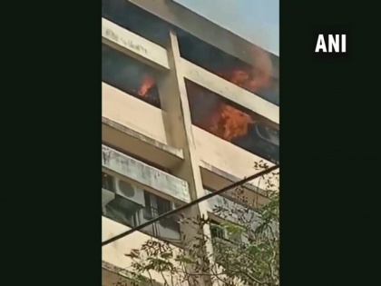 Fire breaks out at building in Andheri | Fire breaks out at building in Andheri