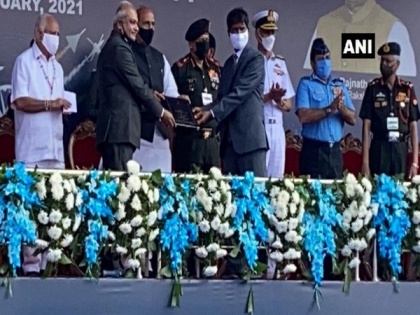 Aero India 2021: HAL given contract to manufacture 83 Tejas fighter jets | Aero India 2021: HAL given contract to manufacture 83 Tejas fighter jets