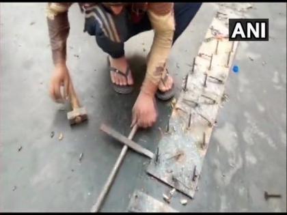 Nails fixed at Ghazipur border being repositioned | Nails fixed at Ghazipur border being repositioned