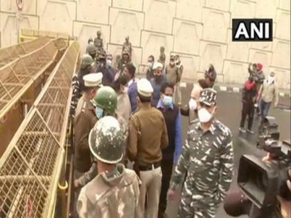 Opposition leaders stopped by police at Ghazipur border, nails fixed near barricades being removed | Opposition leaders stopped by police at Ghazipur border, nails fixed near barricades being removed