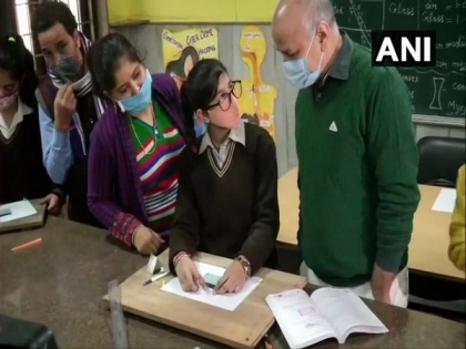 Manish Sisodia interacts with students after schools reopen for class 9 and 11 | Manish Sisodia interacts with students after schools reopen for class 9 and 11