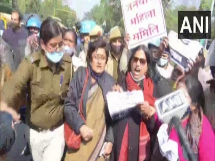 Protesters detained by Delhi Police near Shahidi Park area during 'chakka jam' | Protesters detained by Delhi Police near Shahidi Park area during 'chakka jam'